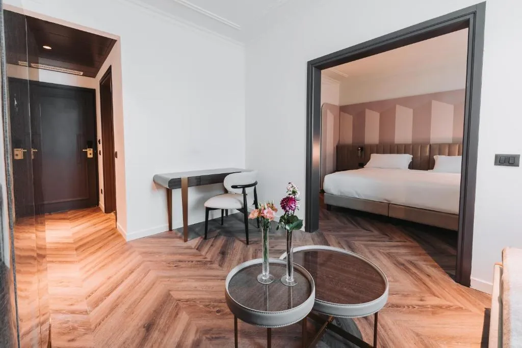 JUNIOR SUITE DELUXE Room, Royal Garden Hotel, Milan