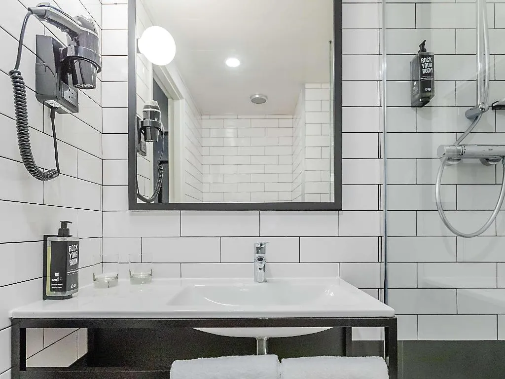 TWIN SUPERIOR Room, Ibis Guimaraes, Porto