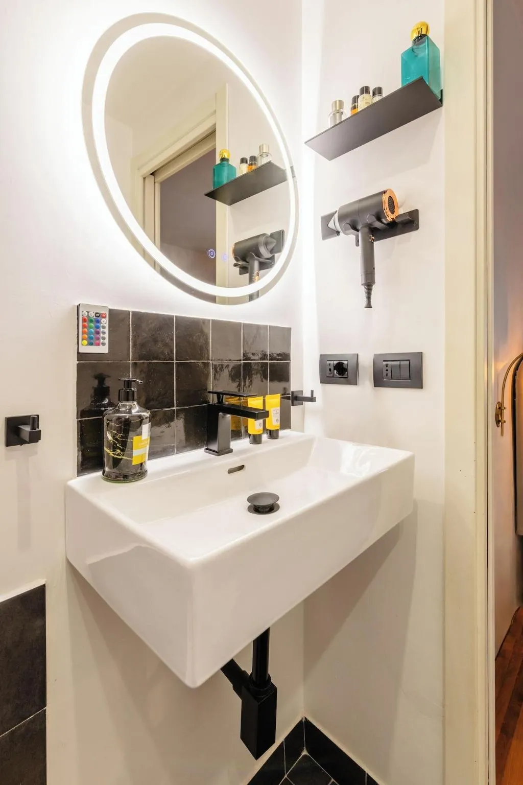 Room, Napolicentro Mare, Naples