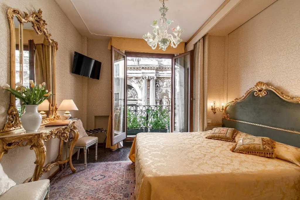 Room, Bel Sito e Berlino, Venice
