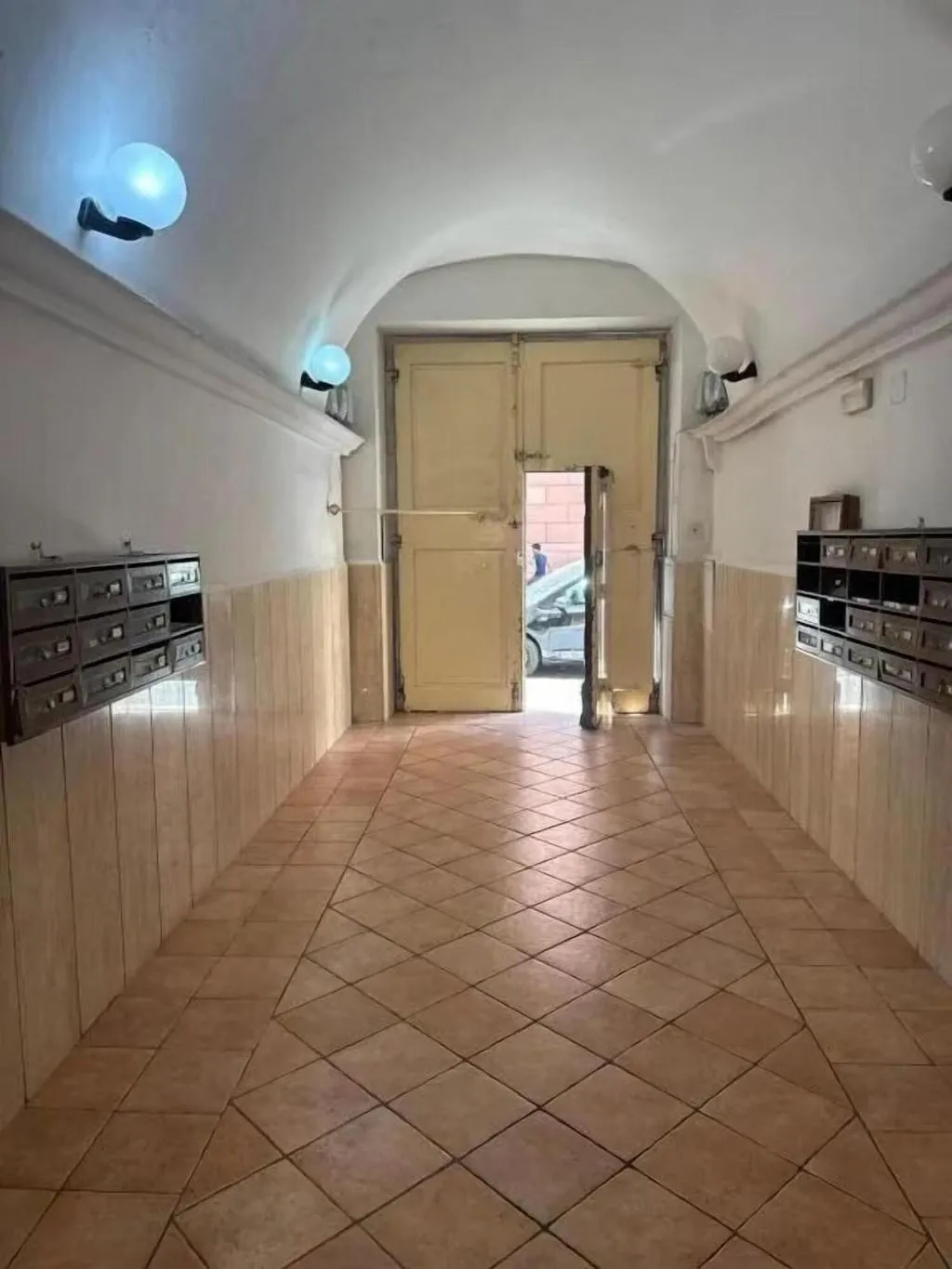 General view, B & T Rooms Trani, Naples
