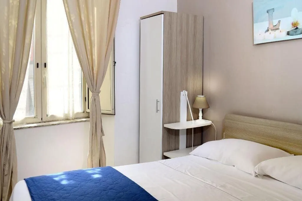 Room, Funikulì Funikulà, Naples