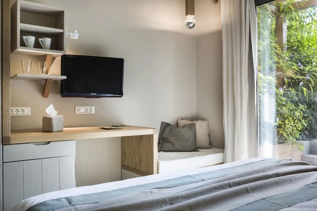 Room, F Zeen, Kefallinia