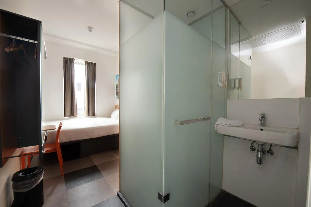 DOUBLE BASIC Room, easyHotel Amsterdam Arena Boulevard, Amsterdam