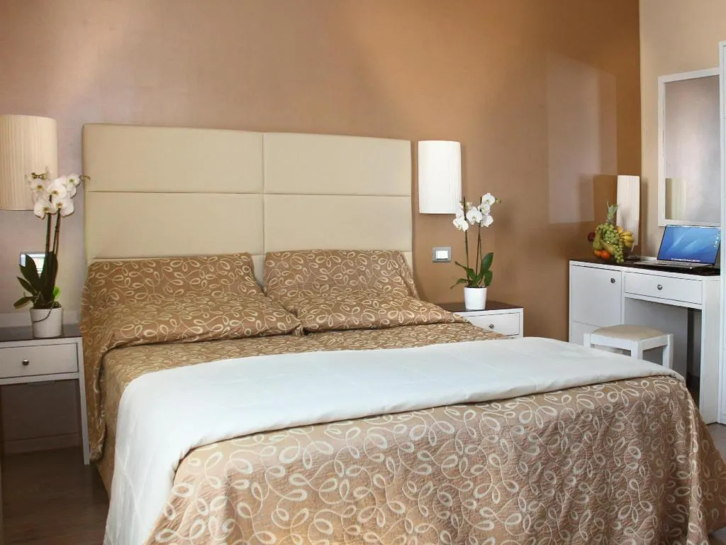 Room, Regit, Venice