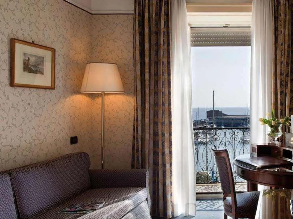 Room, Grand Hotel Santa Lucia, Naples