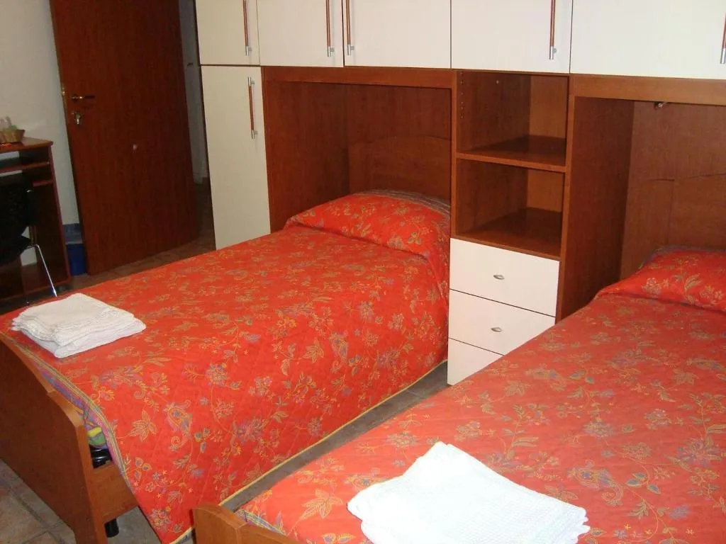 Room, B&B Piazza Ragusa, Naples