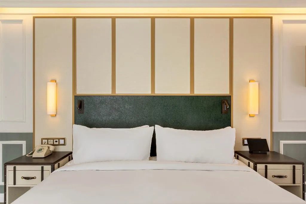 DOUBLE CLASSIC KING BED Room, The Emerald House Lisbon, Curio Collection by Hilt, Lisbon