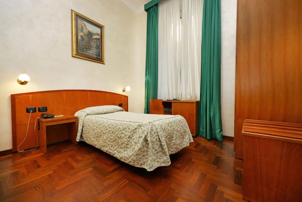 SINGLE STANDARD Room, Corot, Rome