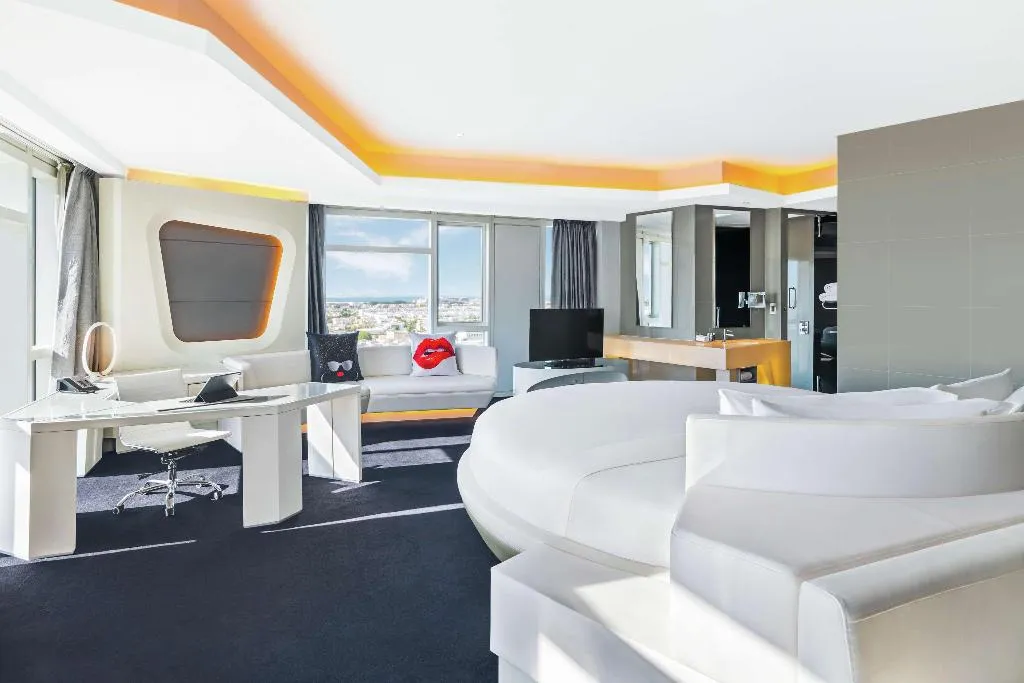 SUITE STANDARD Room, V Hotel Dubai, Curio Collection by Hilton, Dubai