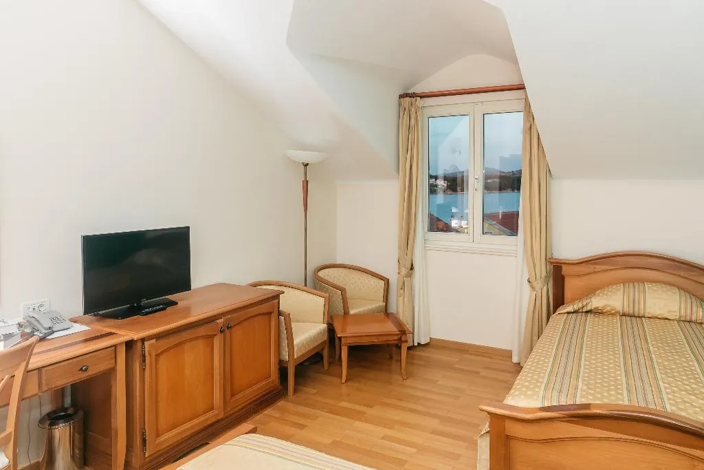 TRIPLE STANDARD Room, Spongiola, Split