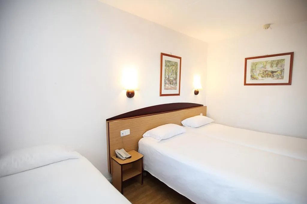 TRIPLE STANDARD Room, Travelodge Barcelona del Vallès, Barcelona