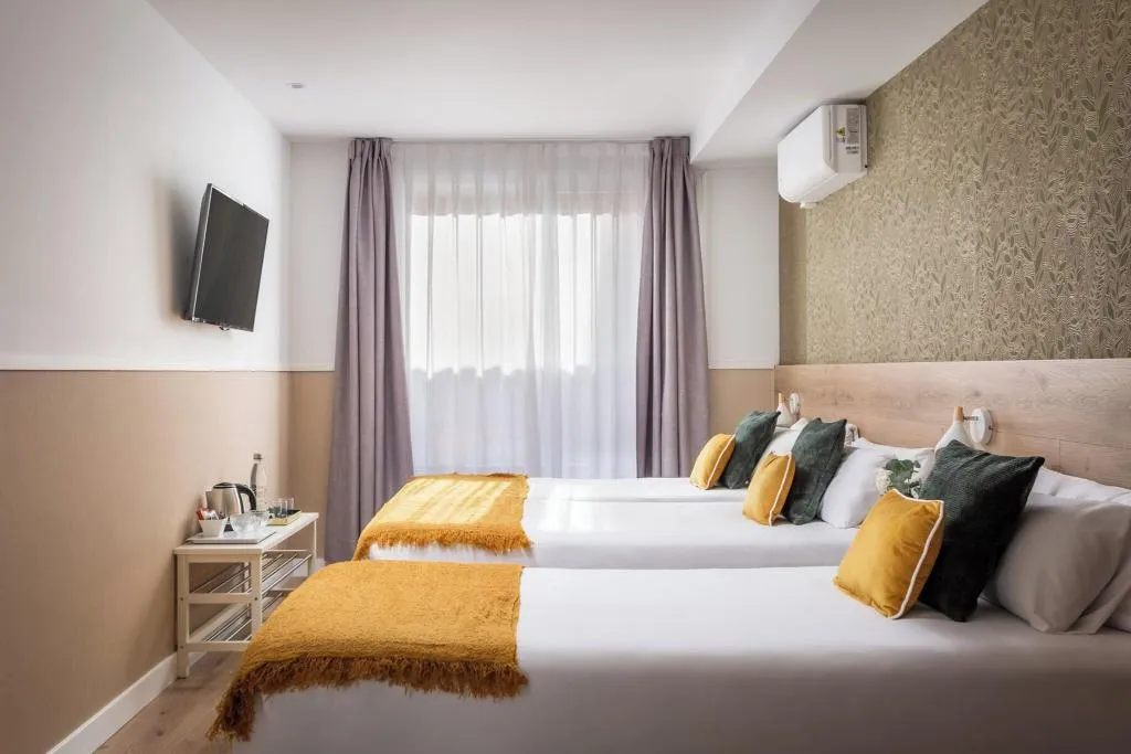 TRIPLE STANDARD Room, House by pillow, Barcelona