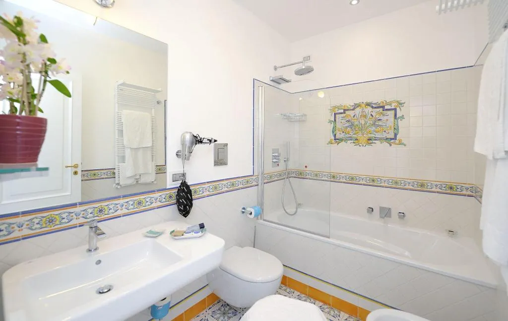 DOUBLE SUPERIOR QUEEN BED Room, Residenza Luce, Naples