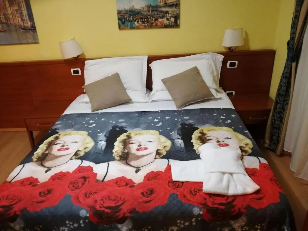 Room, La Casa Dellarte, Rome