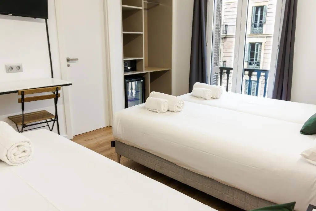 TRIPLE WITH BALCONY WITH VIEWS Room, Fontanella Green House, Barcelona