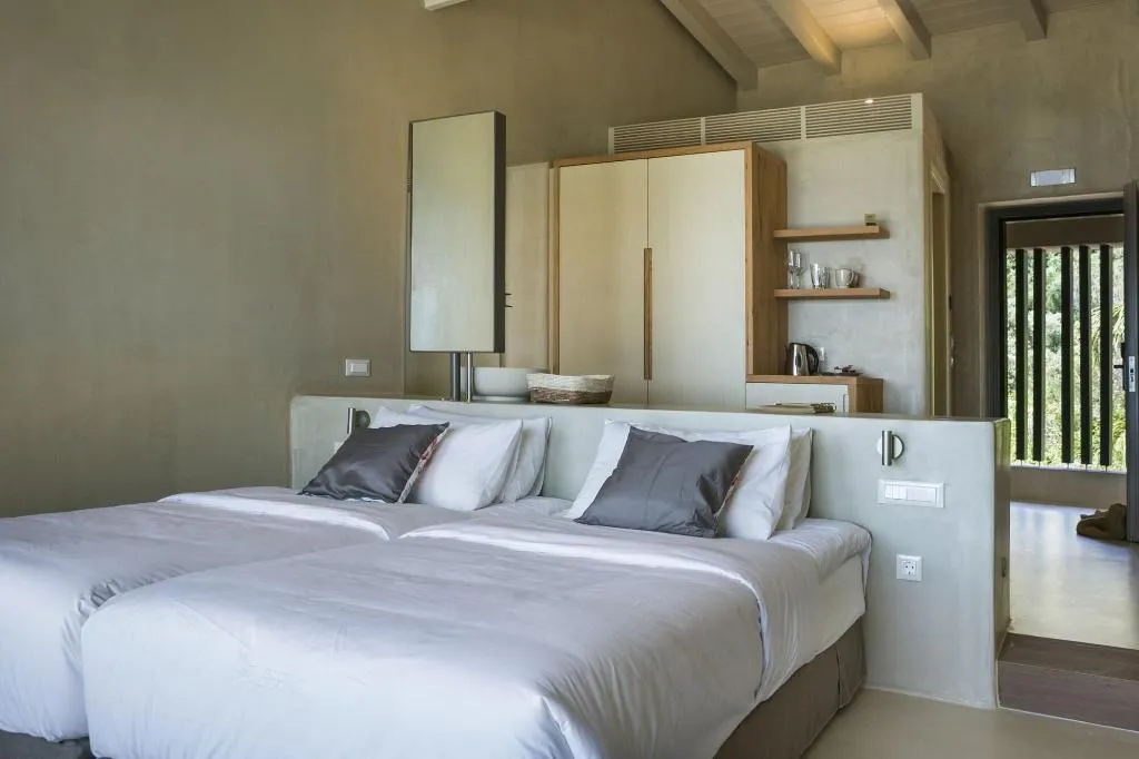 Room, F Zeen, Kefallinia