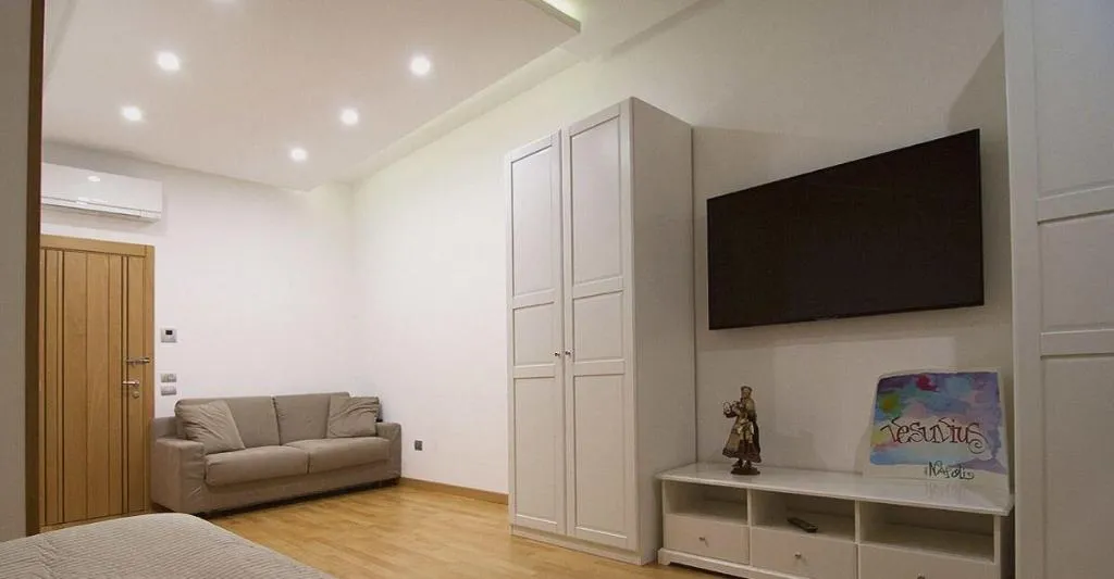 Room, La Strada Parlata, Naples