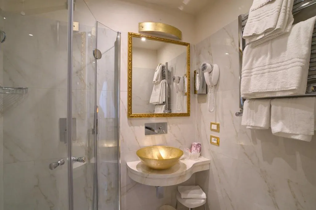 Room, Bel Sito e Berlino, Venice