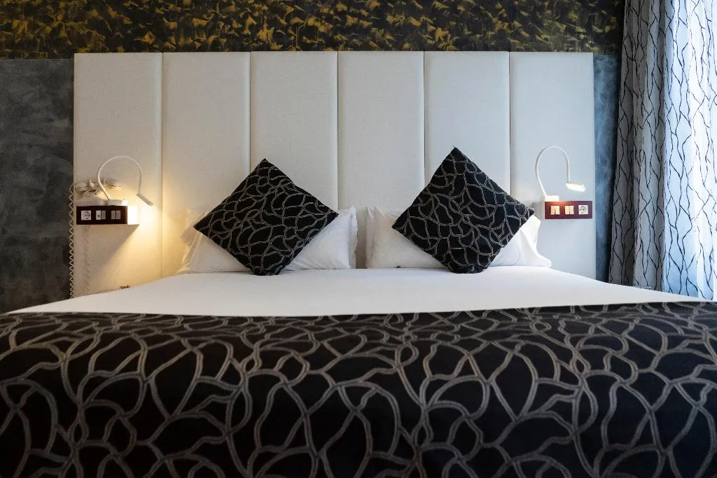 QUADRUPLE STANDARD Room, Petit Palace Savoy Alfonso XII, Madrid