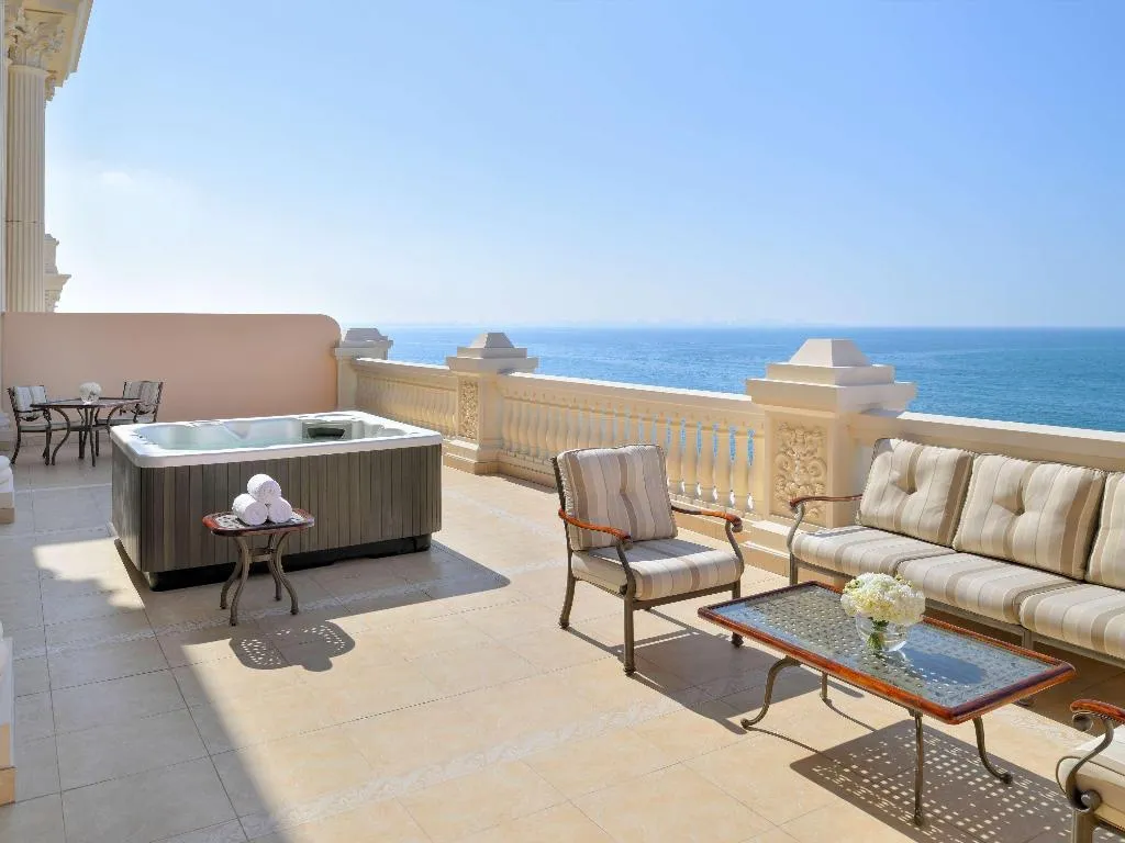 DOUBLE CLUB PREMIUM Room, Raffles The Palm Dubai, Dubai