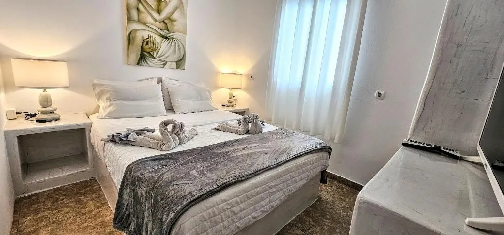 Room, Pleasure Beachside Studios, Santorini
