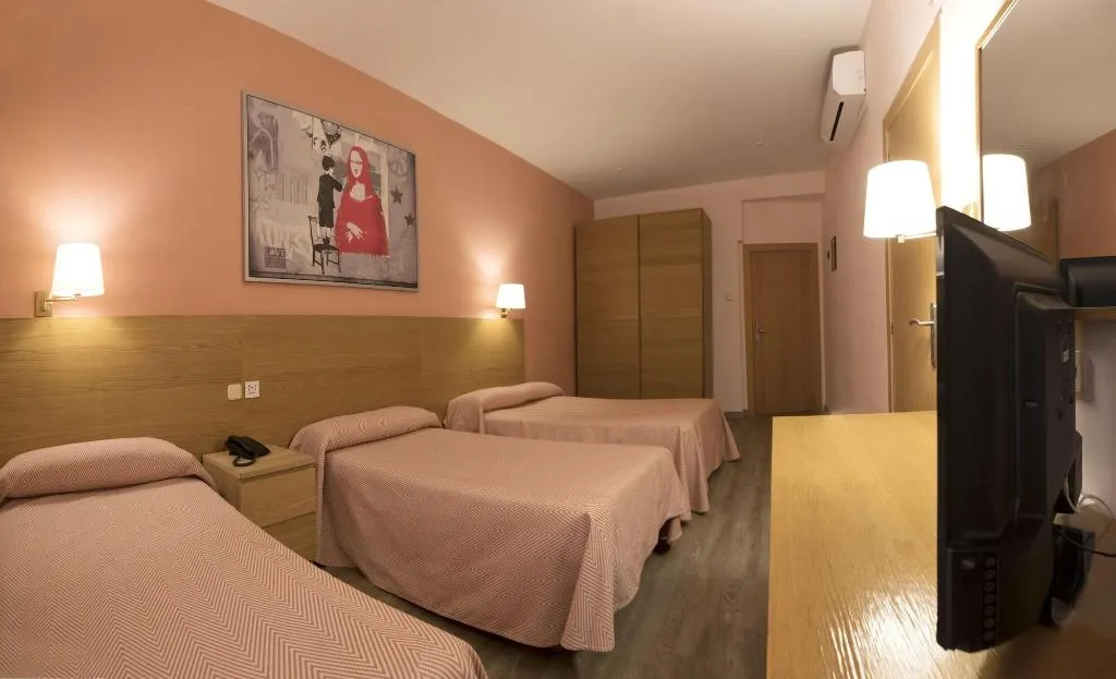 Room, Cuatro Naciones, Barcelona