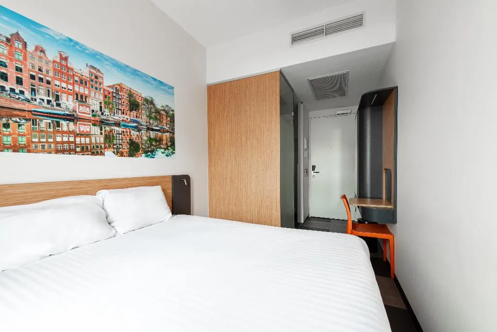 DOUBLE STANDARD Room, easyHotel Amsterdam Arena Boulevard, Amsterdam