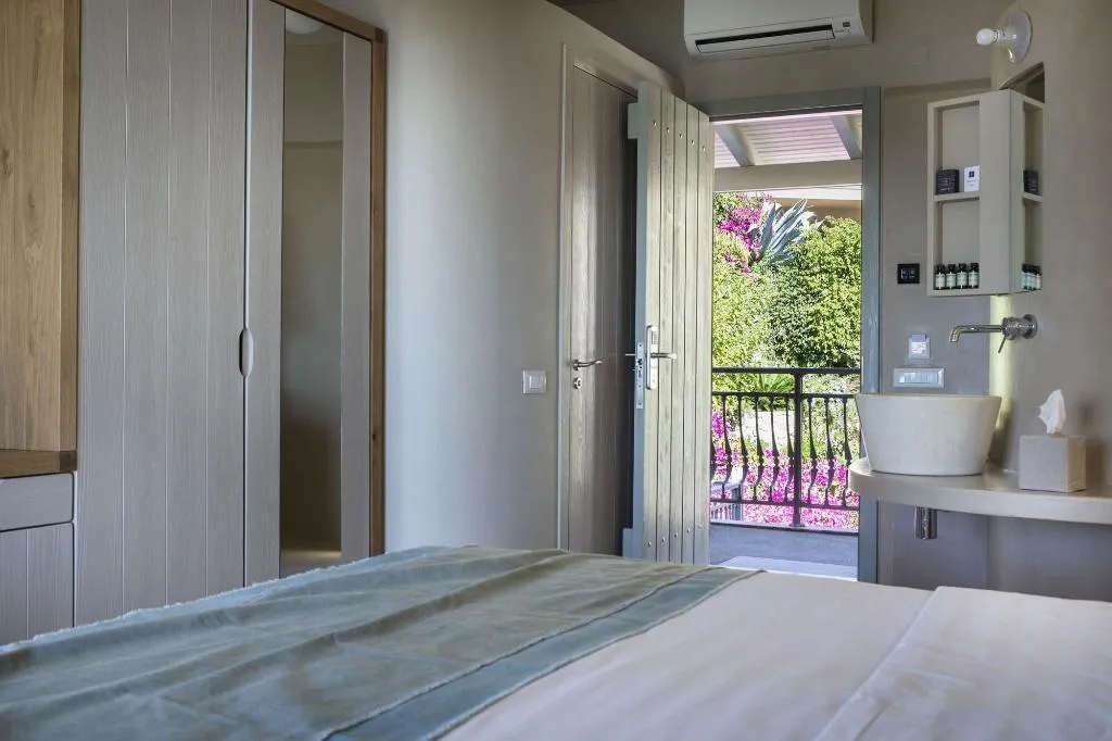 Room, F Zeen, Kefallinia