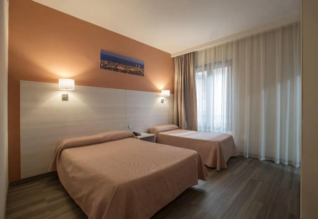 Room, Cuatro Naciones, Barcelona