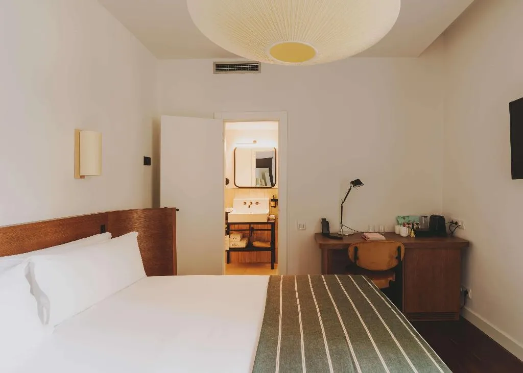 Room, Regina, Barcelona