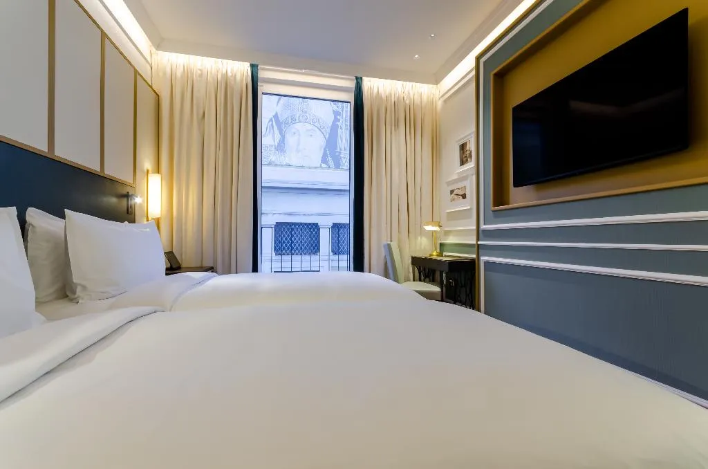 TWIN DELUXE Room, The Emerald House Lisbon, Curio Collection by Hilt, Lisbon