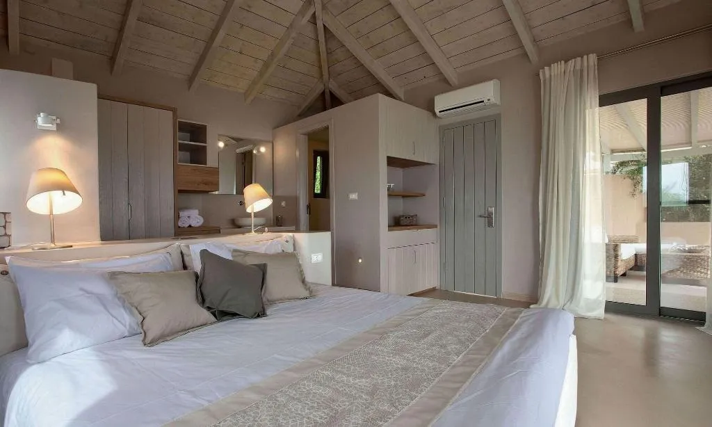 Room, F Zeen, Kefallinia