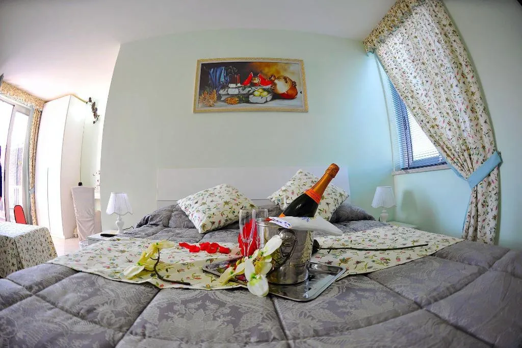 Room, B&B Le Cycas, Naples