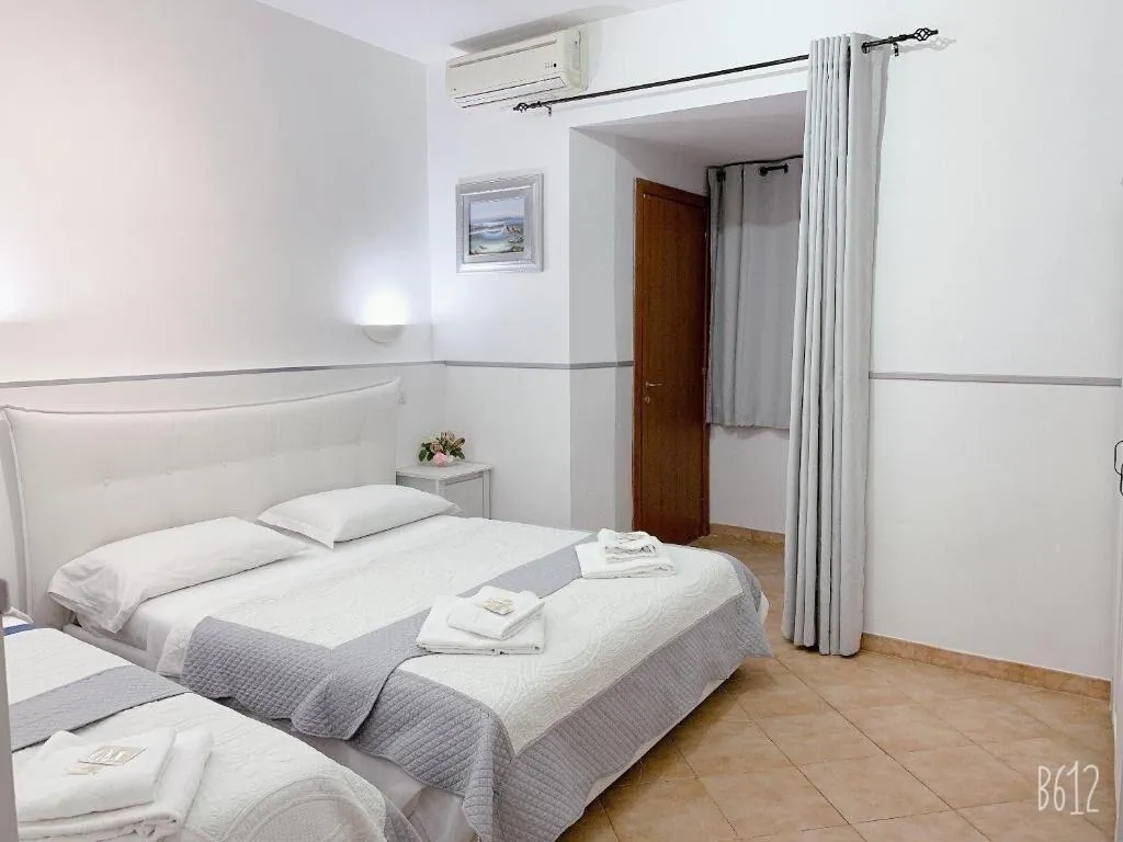 Room, Golden Ratio, Naples