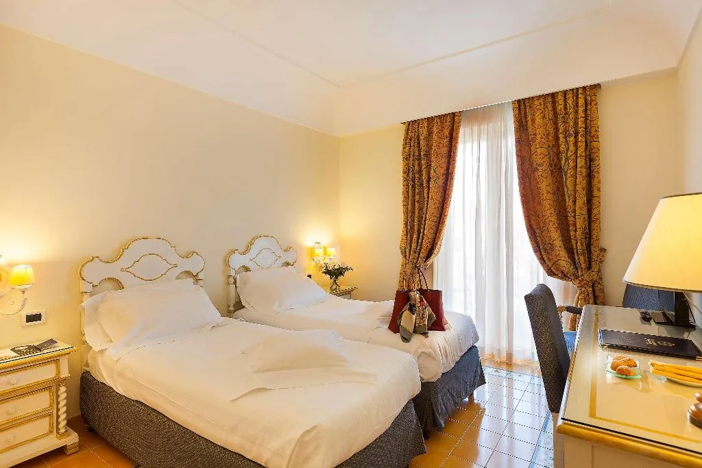 Room, Excelsior Belvedere Hotel & Spa, Naples
