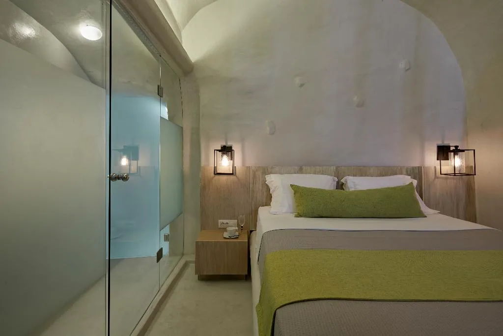 SUITE WITH JACUZZI Room, Rhenia'S Suites, Santorini