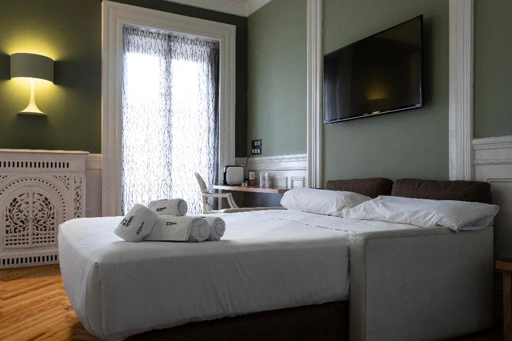 DOUBLE CAPACITY 4 ONE BEDROOM Room, Petit Palace Lealtad Plaza, Madrid