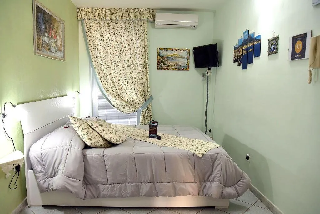Room, B&B Le Cycas, Naples