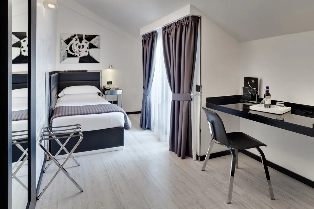 Room, Lhp Napoleon, Milan