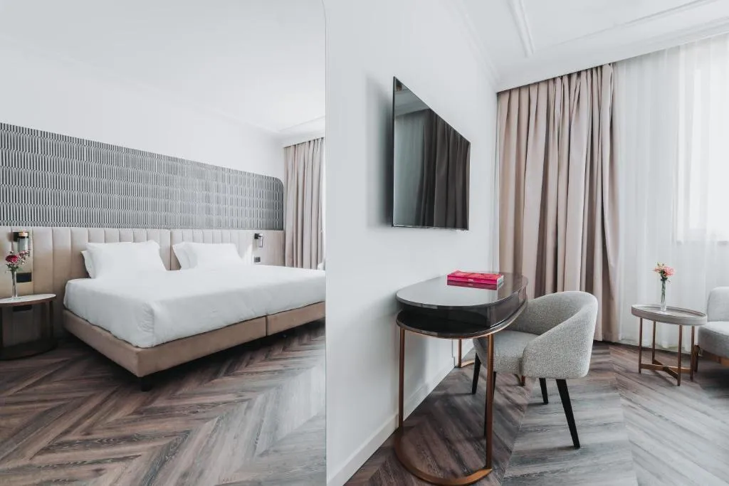 JUNIOR SUITE DELUXE Room, Royal Garden Hotel, Milan