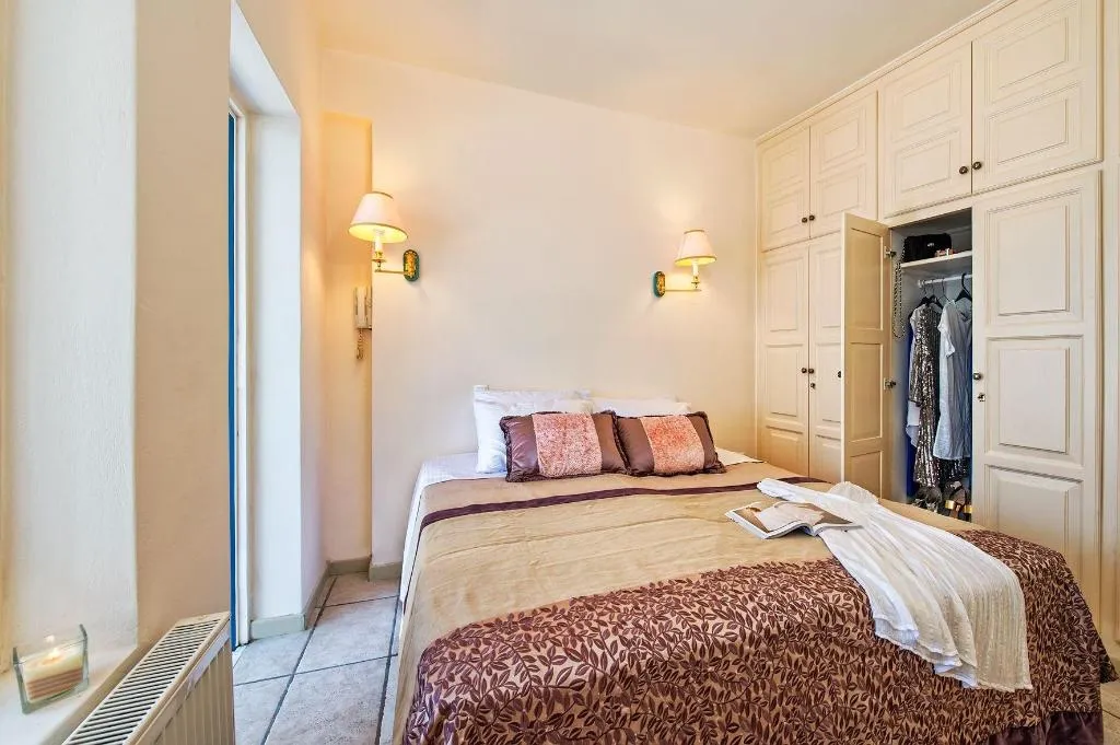 Room, Golden Grey Goose, Santorini