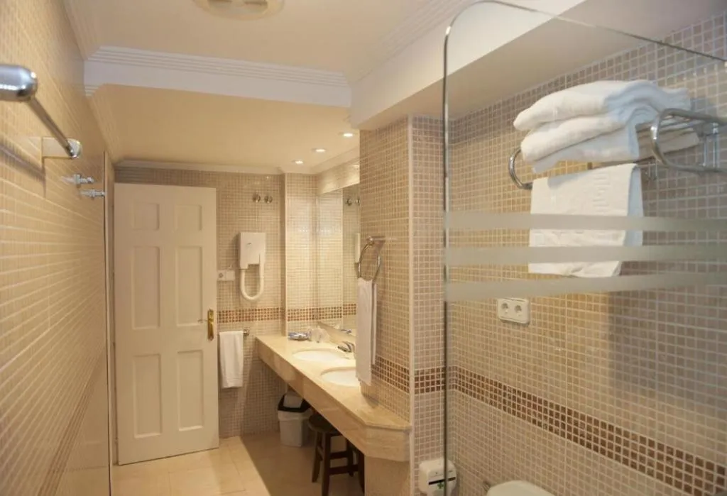 APARTMENT CAPACITY 5 TWO BEDROOMS Room, Lloyds Beach Club, Costa Blanca