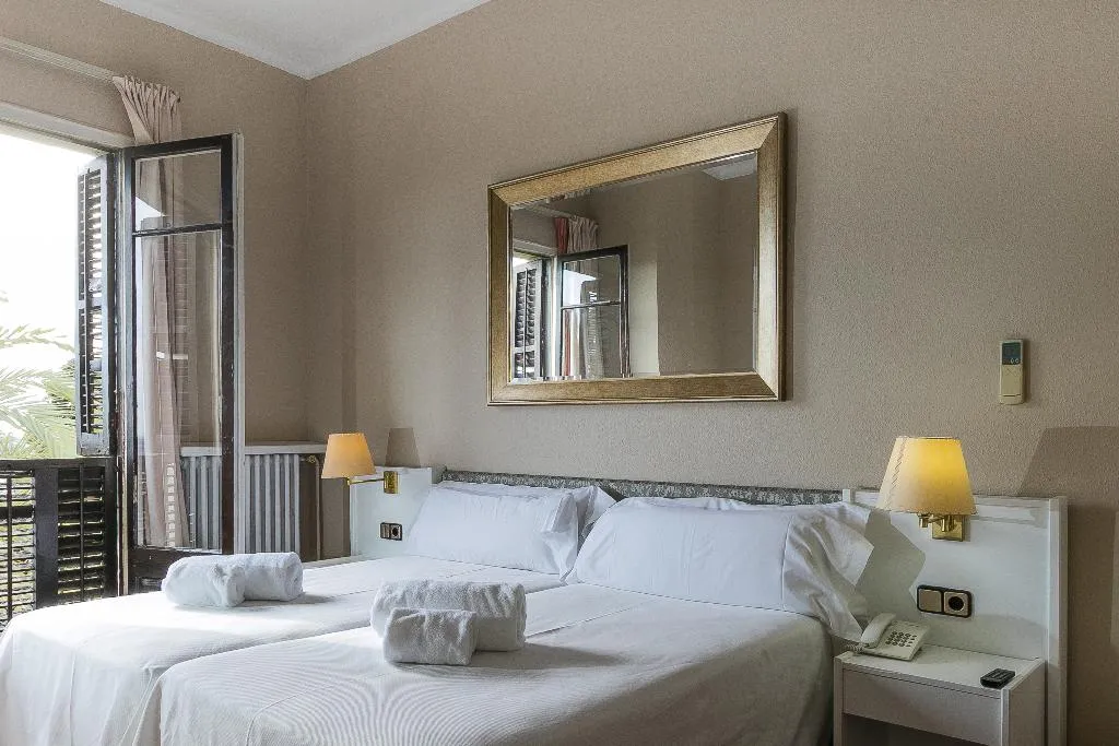 Double or Twin WITH TERRACE Room, El Castell Hotel, Barcelona