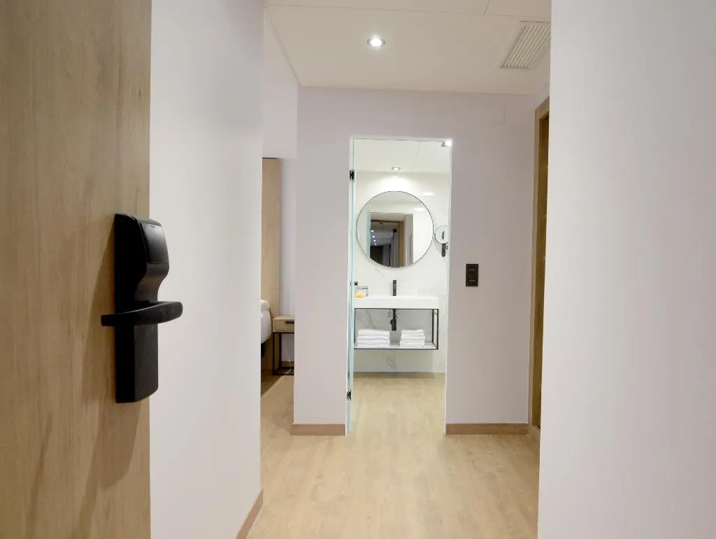 DOUBLE STANDARD Room, Uve Marcenado, Madrid