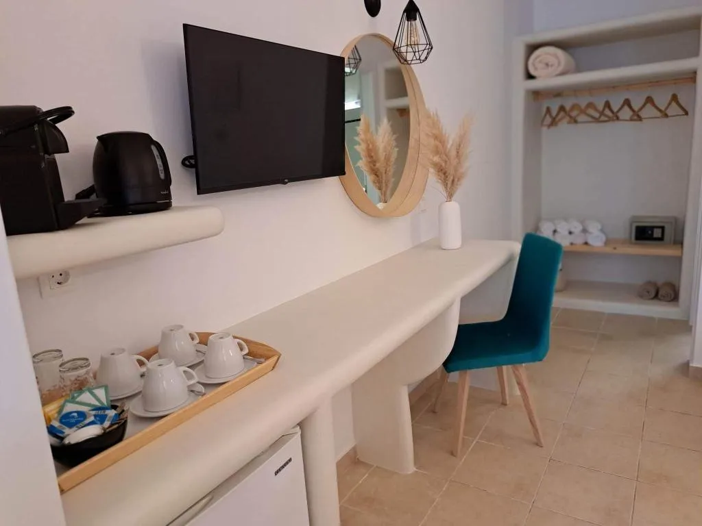QUADRUPLE STANDARD Room, Amerisa Suites, Santorini