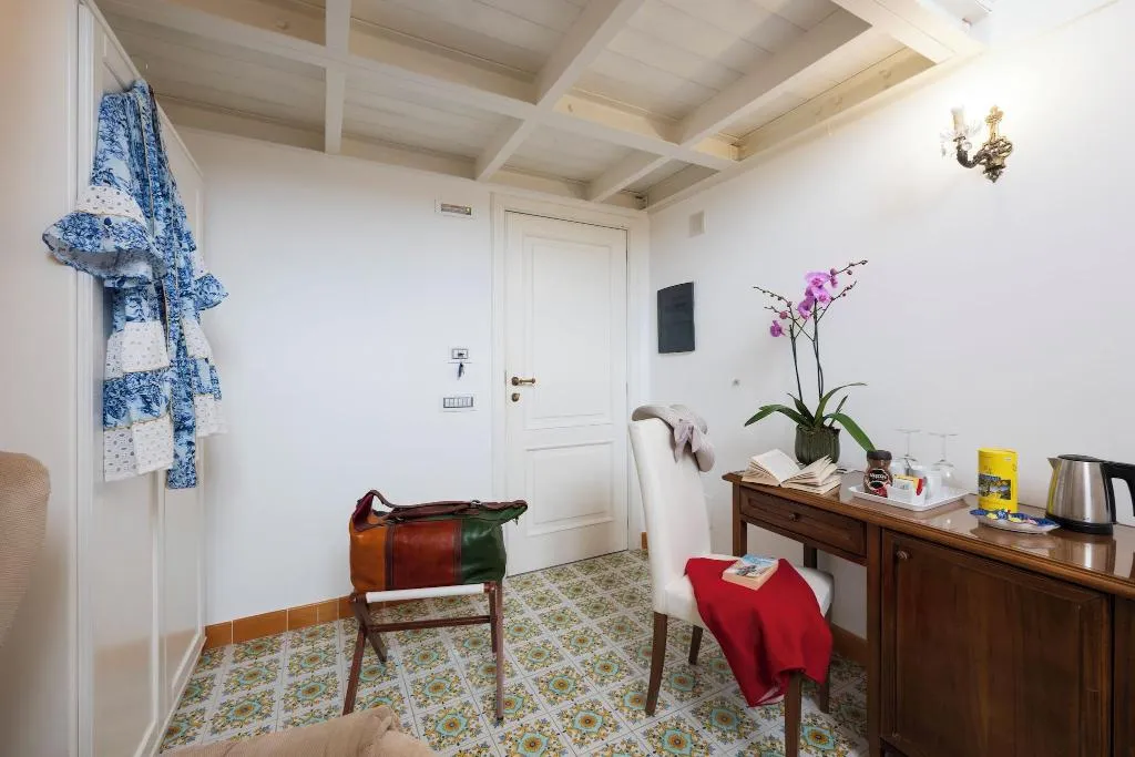 DOUBLE QUEEN SIZE BED Room, Residenza Luce, Naples