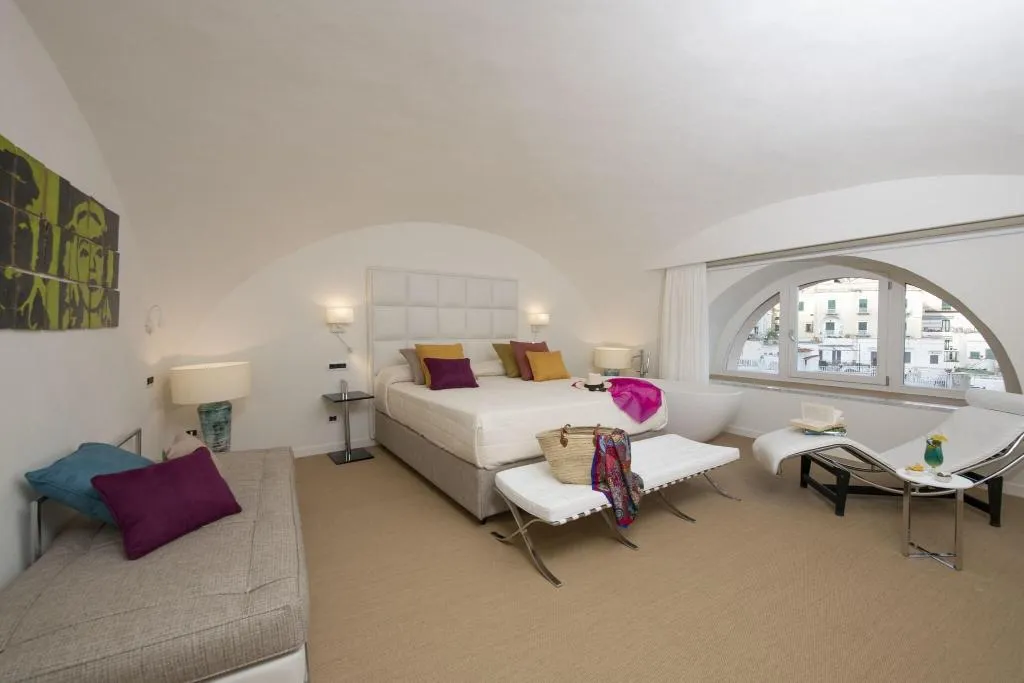 Room DELUXE CITY VIEW Room, Palazzo Ferraioli, Naples