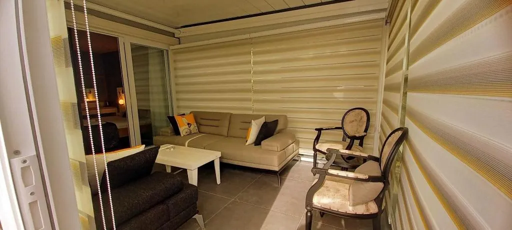 Room, Un Amor Hotel, Dalaman