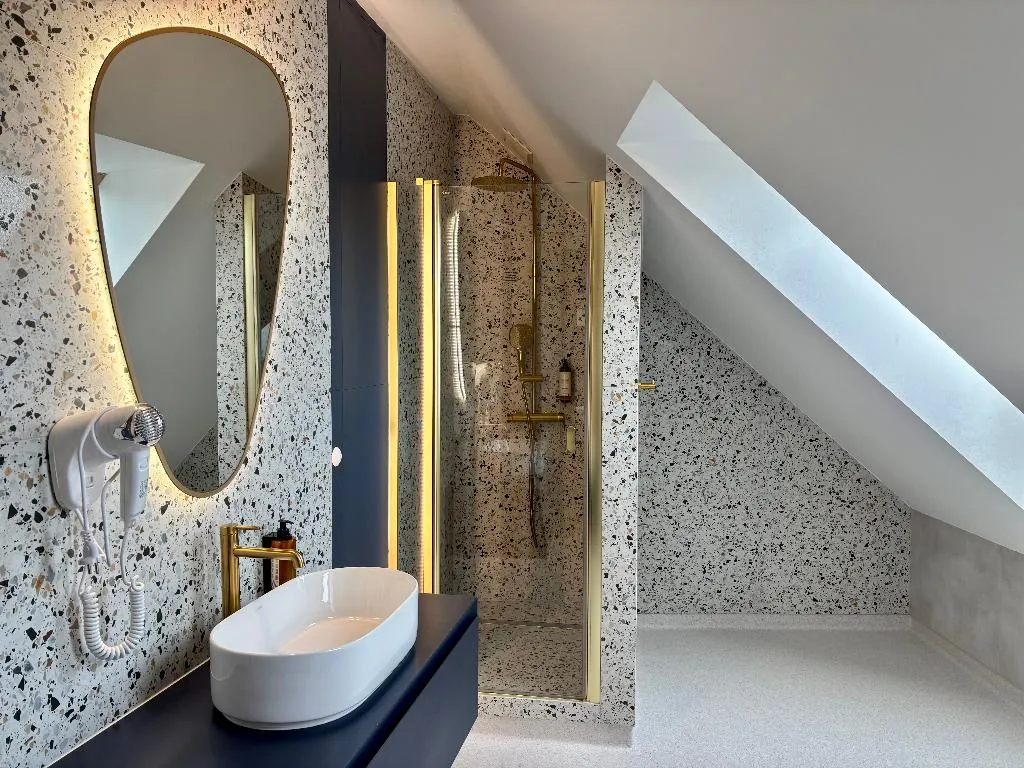 QUADRUPLE FOUR BEDROOMS TWO BATHROOMS Room, Fero Express, Krakow